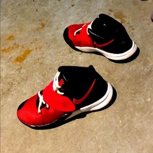 Nike kyries shoe